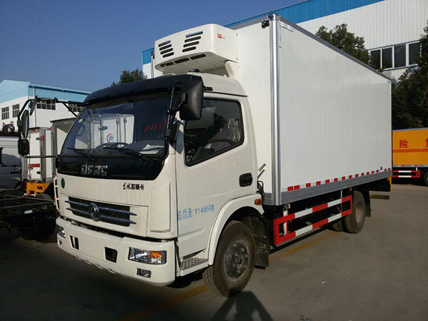 東風多利卡5米貨廂冷藏車