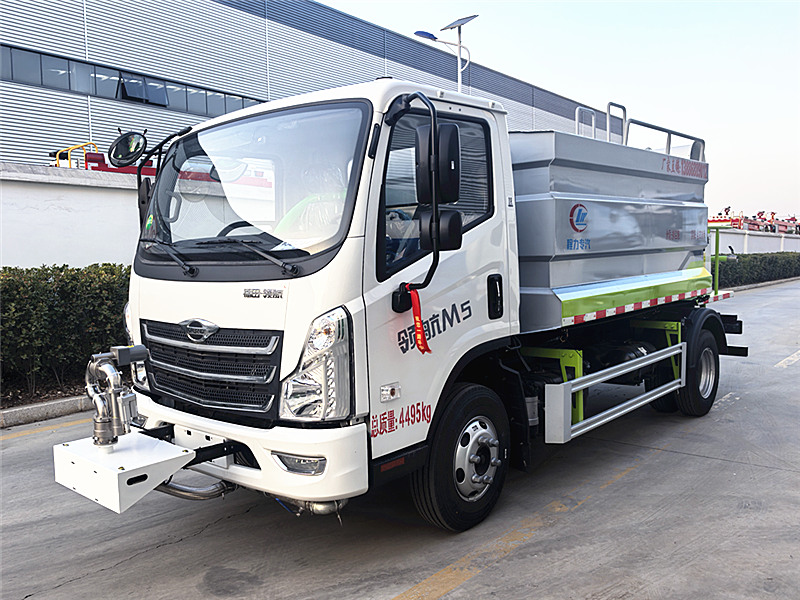福田領(lǐng)航藍(lán)牌灑水抑塵車